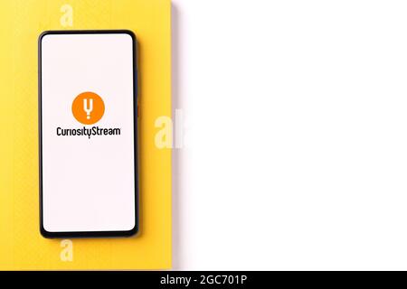 Assam, inde - 29 mai 2021 : logo CuriosityStream sur image de stock d'écran de téléphone. Banque D'Images