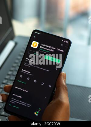 Assam, inde - 29 mai 2021 : logo CuriosityStream sur image de stock d'écran de téléphone. Banque D'Images