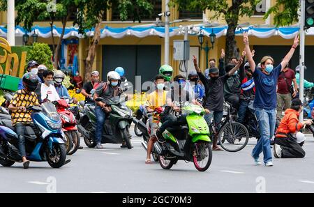 Bangkok, Thaïlande. 07e août 2021. Les manifestants marchent le long de la rue tout en faisant des gestes pendant la manifestation. Le Metropolitan police Bureau (MPB) déploiera au moins 5,700 officiers pour assurer l'ordre public et la sécurité pendant le rassemblement antigouvernemental dans la capitale. Le groupe Free Youth se rassemblera au Monument de la démocratie sur l'avenue Ratchadamnoen avant de se rendre au Grand Palais. Crédit : SOPA Images Limited/Alamy Live News Banque D'Images