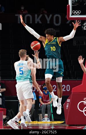 Tokyo, Japon. 07e août 2021. Le garde australienne Matisse Thybulle (10) saute pour bloquer le tir de la Slovénie Jaka Blazic (11), lors du match de médaille de bronze masculin de basket-ball aux Jeux Olympiques de Tokyo, au Japon, le samedi 7 août 2021. Photo de Richard Ellis/UPI crédit: UPI/Alay Live News Banque D'Images