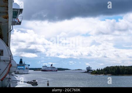 Maarianhamina / Finlande - 30 JUILLET 2021 : MV Galaxy, exploitée par Silja Line, passant par MV Amorella, exploitée par Viking Line, dans le port de Mariehamn. Banque D'Images