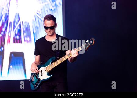 DaN Ezard, guitariste de basse pour Gabrielle, chanteur, se interprétant au festival de musique Fantasia à Maldon, Essex, Royaume-Uni.Premier concert après la pandémie de COVID 19 Banque D'Images