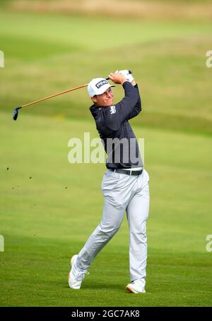 Le Scotland's Calum Hill joue son deuxième tir au 2e jour de l'Open de héros au parcours de golf Fairmont St Andrews, à St Andrews. Date de la photo: Samedi 7 août 2021. Banque D'Images