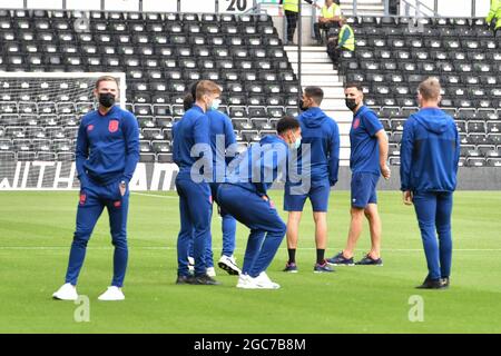 Les joueurs de Huddersfield inspectent le terrain à leur arrivée Banque D'Images