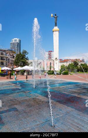 Batumi, Géorgie - 2 juillet 2021 : le monument Medea, la fontaine et les restaurants sur la place européenne dans le centre-ville de Batumi, Géorgie en été Banque D'Images