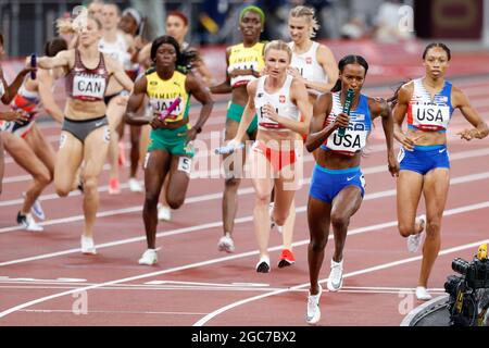 Tokyo, Japon. 07e août 2021. Dalilah Muhammad des États-Unis (2e-R) prend le relais après avoir pris le relais de son coéquipier Allyson Felix (R) dans la finale féminine de 4x400m au stade olympique pendant les Jeux olympiques d'été de 2020 à Tokyo, au Japon, le samedi 7 août 2021. Les États-Unis ont pris l'or avec un temps de 3:16.85 tandis que la Pologne a pris l'argent avec un temps de 3:20.53 et la Jamaïque prenant le bronze avec un temps de 3:21.24. Photo par Tasos Katopodis/UPI crédit: UPI/Alay Live News Banque D'Images