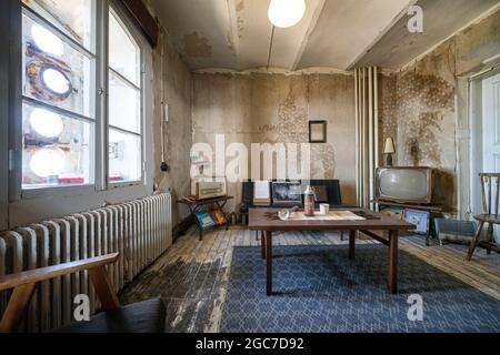 Une chambre avec une décoration et des articles de la fin des années 70 au phare de Märket, Ahvenanmaa, Finlande Banque D'Images