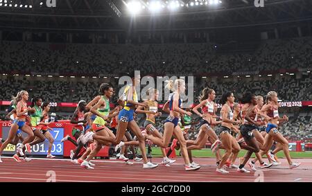 Tokyo, Japon. 7 août 2021. Les athlètes participent à la finale féminine de 10000m aux Jeux Olympiques de Tokyo en 2020, à Tokyo, au Japon, le 7 août 2021. Credit: Jia Yuchen/Xinhua/Alay Live News Banque D'Images