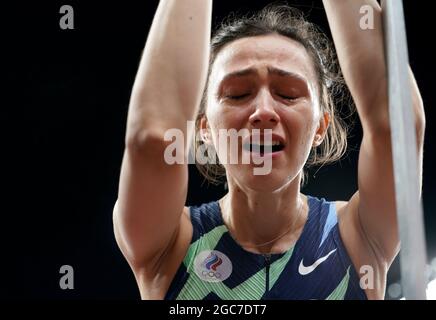 Mariya Lasitskene, DE ROC, célèbre l'or remporté lors de la finale du saut en hauteur féminin au stade olympique le quinzième jour des Jeux Olympiques de Tokyo 2020 au Japon. Date de la photo: Samedi 7 août 2021. Banque D'Images