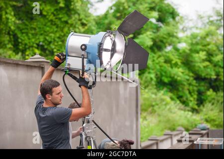 Derrière la scène. Technicien en éclairage de la réalisation de films ingénieur en électricité pour régler et configurer les lumières pour la scène de film. Rayon lumineux. Équipe de tournage Banque D'Images