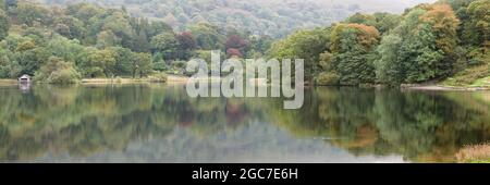 Vue panoramique sur Rydal Water dans un lac anglais à l'automne Banque D'Images