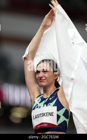 Mariya Lasitskene, DE ROC, célèbre l'or remporté lors de la finale du saut en hauteur féminin au stade olympique le quinzième jour des Jeux Olympiques de Tokyo 2020 au Japon. Date de la photo: Samedi 7 août 2021. Banque D'Images