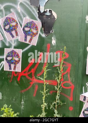 A trouvé l'art sur un mur de construction à Brooklyn, New York. Banque D'Images