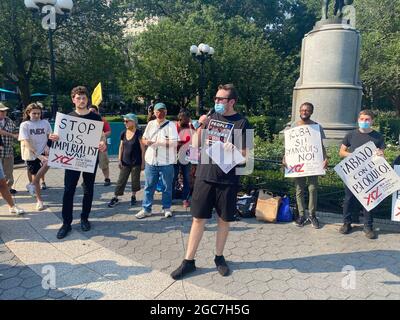 Une coalition de groupes se rassemble et manifestent pour la levée de l'embargo et des sanctions contre Cuba par les États-Unis parce que le peuple cubain est blessé par cette situation et que la nation insulaire n'est pas une menace pour les États-Unis. Banque D'Images