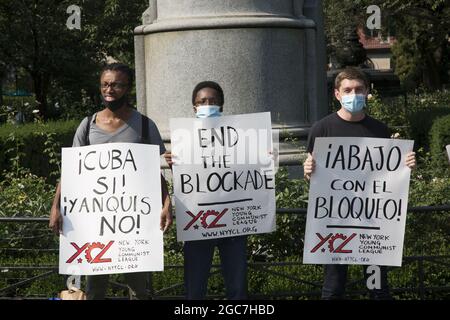 Une coalition de groupes s'oppose à la position américaine à l'égard de Cuba avec son embargo et ses sanctions qui causent de grandes difficultés au peuple cubain. Union Square, New York. Banque D'Images