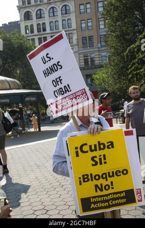 Une coalition de groupes s'oppose à la position américaine à l'égard de Cuba avec son embargo et ses sanctions qui causent de grandes difficultés au peuple cubain. Union Square, New York. Banque D'Images