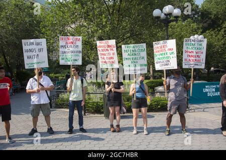 Une coalition de groupes s'oppose à la position américaine à l'égard de Cuba avec son embargo et ses sanctions qui causent de grandes difficultés au peuple cubain. Union Square, New York. Banque D'Images