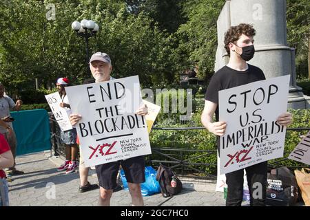 Une coalition de groupes s'oppose à la position américaine à l'égard de Cuba avec son embargo et ses sanctions qui causent de grandes difficultés au peuple cubain. Union Square, New York. Banque D'Images