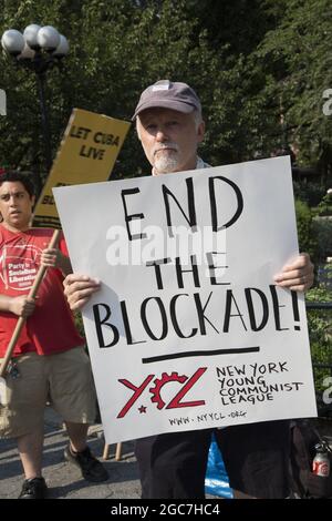 Une coalition de groupes s'oppose à la position américaine à l'égard de Cuba avec son embargo et ses sanctions qui causent de grandes difficultés au peuple cubain. Union Square, New York. Banque D'Images