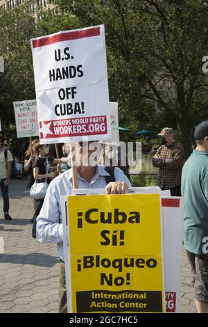 Une coalition de groupes s'oppose à la position américaine à l'égard de Cuba avec son embargo et ses sanctions qui causent de grandes difficultés au peuple cubain. Union Square, New York. Banque D'Images