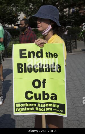 Une coalition de groupes s'oppose à la position américaine à l'égard de Cuba avec son embargo et ses sanctions qui causent de grandes difficultés au peuple cubain. Union Square, New York. Banque D'Images