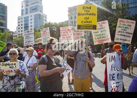 Une coalition de groupes s'oppose à la position américaine à l'égard de Cuba avec son embargo et ses sanctions qui causent de grandes difficultés au peuple cubain. Union Square, New York. Banque D'Images