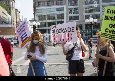 Une coalition de groupes s'oppose à la position américaine à l'égard de Cuba avec son embargo et ses sanctions qui causent de grandes difficultés au peuple cubain. Union Square, New York. Banque D'Images