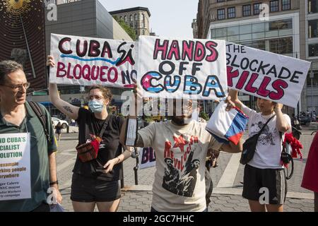 Une coalition de groupes s'oppose à la position américaine à l'égard de Cuba avec son embargo et ses sanctions qui causent de grandes difficultés au peuple cubain. Union Square, New York. Banque D'Images