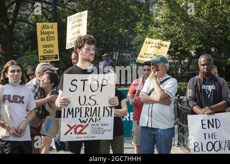 Une coalition de groupes s'oppose à la position américaine à l'égard de Cuba avec son embargo et ses sanctions qui causent de grandes difficultés au peuple cubain. Union Square, New York. Banque D'Images