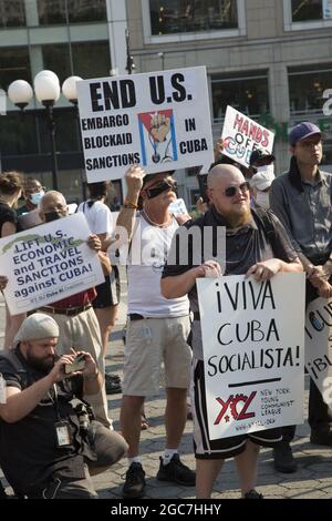 Une coalition de groupes s'oppose à la position américaine à l'égard de Cuba avec son embargo et ses sanctions qui causent de grandes difficultés au peuple cubain. Union Square, New York. Banque D'Images