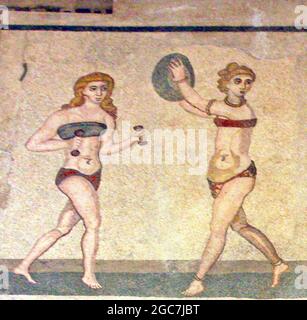 Rome bikini mosaïques à la Villa Romana del Casale, Sicile, Italie.Première représentation des femmes romaines portant des bikinis du début du 4th siècle après J.-C. Banque D'Images