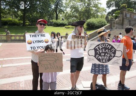 Une coalition de groupes de personnes manifestent et marche à travers Central Park qui estiment que nos droits constitutionnels sont érodés et violés avec la demande croissante pour tous les citoyens de recevoir le vaccin Covid, la manipulation des statistiques et de faire porter des masques aux enfants, et censurer des points de vue divergents sur le sujet. New York. Banque D'Images