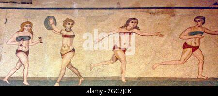 Rome bikini mosaïques à la Villa Romana del Casale, Sicile, Italie.Première représentation des femmes romaines portant des bikinis du début du 4th siècle après J.-C. Banque D'Images