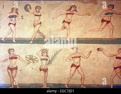 Rome bikini mosaïques à la Villa Romana del Casale, Sicile, Italie.Première représentation des femmes romaines portant des bikinis du début du 4th siècle après J.-C. Banque D'Images