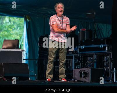 North Berwick, East Lothian, Écosse, Royaume-Uni, 7 août 2021. Gordon Buchanan à Fringe-by-the-Sea : Gordon parle à un public épuisé à la tente Big Top de Belhaven de ses aventures dans le monde entier en filmant et en photographiant des animaux Banque D'Images