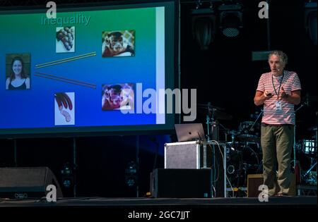 North Berwick, East Lothian, Écosse, Royaume-Uni, 7 août 2021. Gordon Buchanan à Fringe-by-the-Sea : Gordon parle à un public épuisé à la tente Big Top de Belhaven de ses aventures dans le monde entier en filmant et en photographiant des animaux Banque D'Images