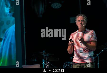 North Berwick, East Lothian, Écosse, Royaume-Uni, 7 août 2021. Gordon Buchanan à Fringe-by-the-Sea : Gordon parle à un public épuisé à la tente Big Top de Belhaven de ses aventures dans le monde entier en filmant et en photographiant des animaux Banque D'Images