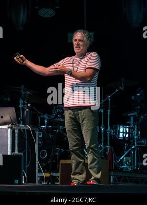 North Berwick, East Lothian, Écosse, Royaume-Uni, 7 août 2021. Gordon Buchanan à Fringe-by-the-Sea : Gordon parle à un public épuisé à la tente Big Top de Belhaven de ses aventures dans le monde entier en filmant et en photographiant des animaux Banque D'Images