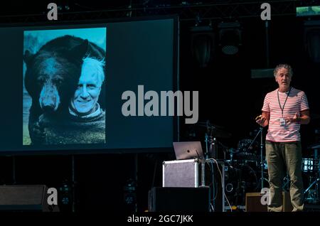 North Berwick, East Lothian, Écosse, Royaume-Uni, 7 août 2021. Gordon Buchanan à Fringe-by-the-Sea : Gordon parle à un public épuisé à la tente Big Top de Belhaven de ses aventures dans le monde entier en filmant et en photographiant des animaux Banque D'Images