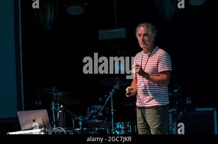 North Berwick, East Lothian, Écosse, Royaume-Uni, 7 août 2021. Gordon Buchanan à Fringe-by-the-Sea : Gordon parle à un public épuisé à la tente Big Top de Belhaven de ses aventures dans le monde entier en filmant et en photographiant des animaux Banque D'Images