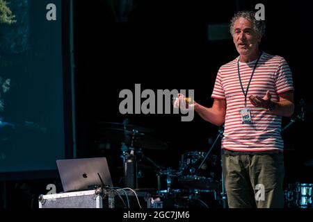 North Berwick, East Lothian, Écosse, Royaume-Uni, 7 août 2021. Gordon Buchanan à Fringe-by-the-Sea : Gordon parle à un public épuisé à la tente Big Top de Belhaven de ses aventures dans le monde entier en filmant et en photographiant des animaux Banque D'Images