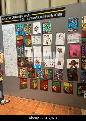 Exposition de dessins colorés de jeunes enfants pour le mois de l'histoire des Noirs à la cathédrale Saint-Jean-Divine qui abrite l'école de la cathédrale de New York. Banque D'Images