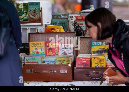 Londres, Royaume-Uni. 7 août 2021. Livres Enid Blyton et Ladybird classiques en vente à la vente de bottes de voiture classique à Granary Square, King’s Cross. L'événement célèbre toutes les choses vintage, de la mode et des bijoux à la maison et des disques en vinyle. Plus de 100 véhicules d'époque sont également exposés. Credit: Stephen Chung / Alamy Live News Banque D'Images