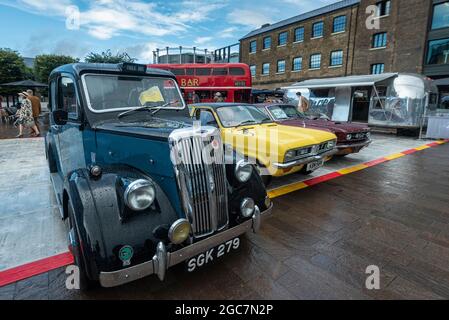 Londres, Royaume-Uni. 7 août 2021. Voitures d'époque en démonstration à la vente de bottes de voiture classique à Granary Square, King's Cross. L'événement célèbre toutes les choses vintage, de la mode et des bijoux à la maison et des disques en vinyle. Plus de 100 véhicules d'époque sont également exposés. Credit: Stephen Chung / Alamy Live News Banque D'Images