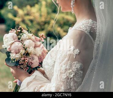 Photo de femme avec bouquet de mariée. Jour de mariage erony. Mains avec anneaux de mariage. Banque D'Images