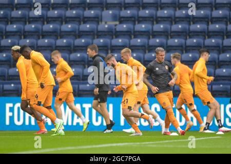 Preston, Royaume-Uni. 07e août 2021. Les joueurs de Hull City commencent leur échauffement à Preston, Royaume-Uni, le 8/7/2021. (Photo de Simon Whitehead/News Images/Sipa USA) crédit: SIPA USA/Alay Live News Banque D'Images