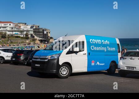 Sydney, Australie. Samedi 7 août 2021. La fourgonnette Covid Safe Cleaning arrive à Bondi Beach. Les restrictions de verrouillage pour le Grand Sydney ont été prolongées de quatre semaines jusqu'au 28 août en raison de la propagation de la variante Delta et pourraient être prolongées. Crédit : Paul Lovelace/Alamy Live News Banque D'Images