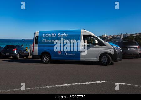 Sydney, Australie. Samedi 7 août 2021. La fourgonnette Covid Safe Cleaning arrive à Bondi Beach. Les restrictions de verrouillage pour le Grand Sydney ont été prolongées de quatre semaines jusqu'au 28 août en raison de la propagation de la variante Delta et pourraient être prolongées. Crédit : Paul Lovelace/Alamy Live News Banque D'Images