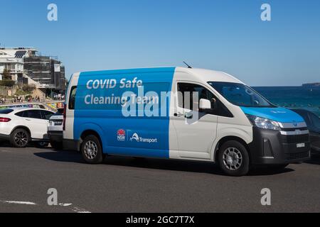 Sydney, Australie. Samedi 7 août 2021. La fourgonnette Covid Safe Cleaning arrive à Bondi Beach. Les restrictions de verrouillage pour le Grand Sydney ont été prolongées de quatre semaines jusqu'au 28 août en raison de la propagation de la variante Delta et pourraient être prolongées. Crédit : Paul Lovelace/Alamy Live News Banque D'Images