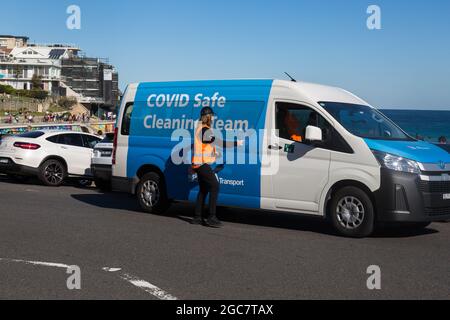 Sydney, Australie. Samedi 7 août 2021. La fourgonnette Covid Safe Cleaning arrive à Bondi Beach. Les restrictions de verrouillage pour le Grand Sydney ont été prolongées de quatre semaines jusqu'au 28 août en raison de la propagation de la variante Delta et pourraient être prolongées. Crédit : Paul Lovelace/Alamy Live News Banque D'Images